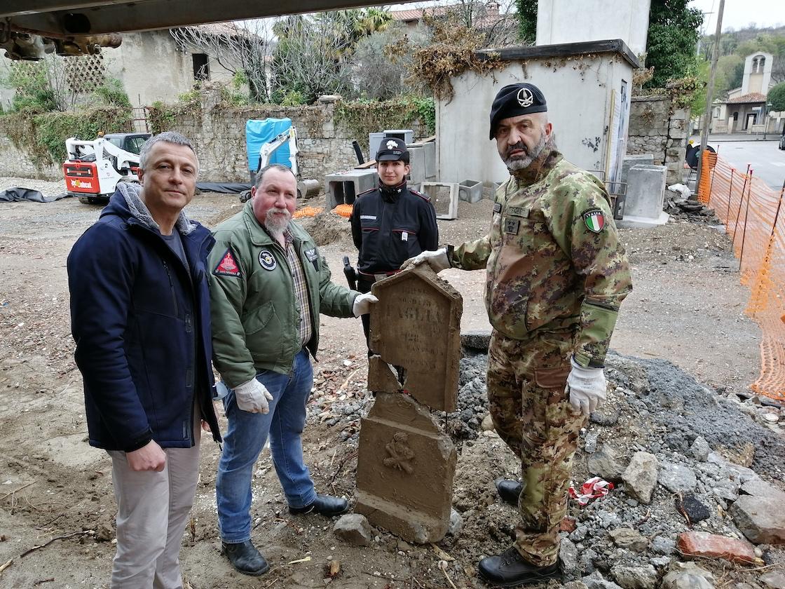 Copertina per I resti di un cimitero di guerra a Vermegliano, la scoperta nel cantiere