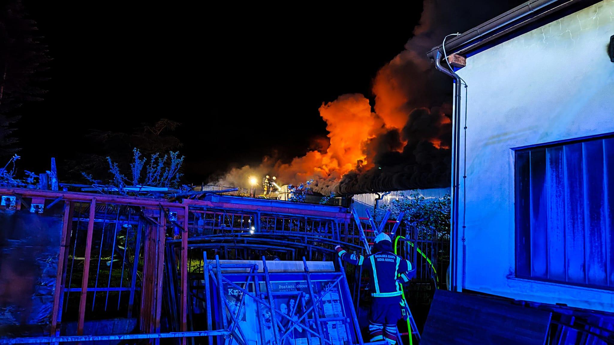 Immagine per Magazzino a fuoco nella notte a Salcano, incendio vicino al confine