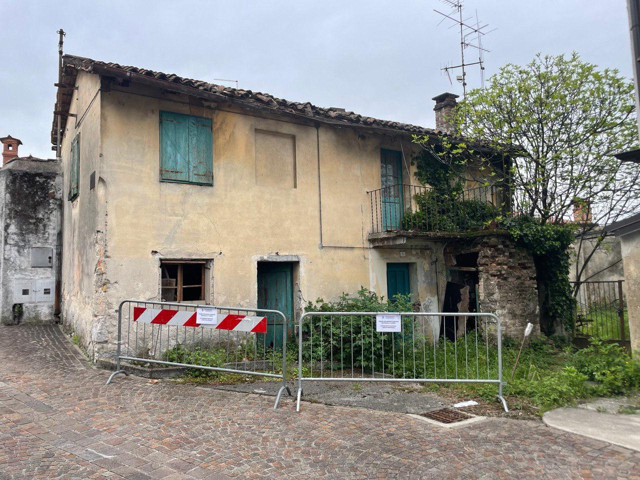 Copertina per Casa nel degrado a Savogna, scatta l'ordinanza di messa in sicurezza