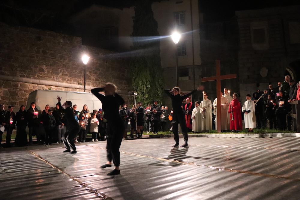 Copertina per La Via Crucis di Gorizia tra musica e danza, fiume di candele in castello