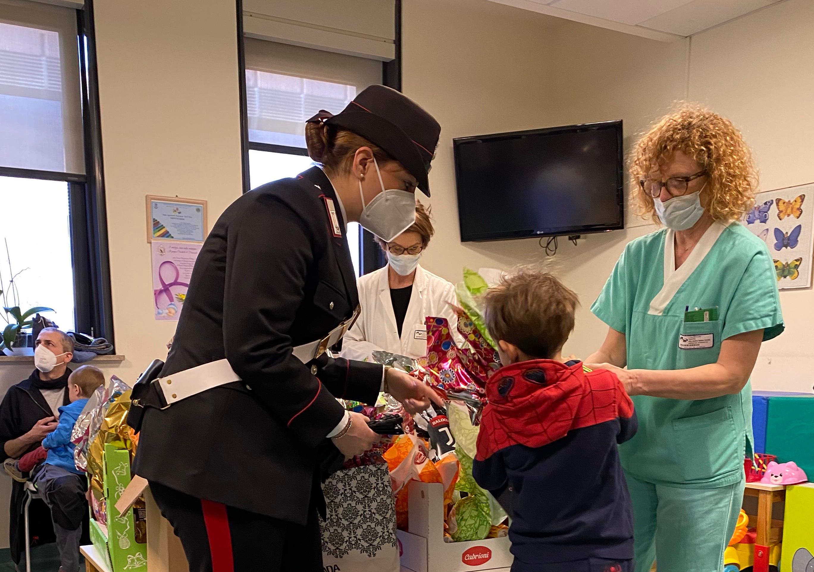 Copertina per Monfalcone, i carabinieri donano uova di Pasqua ai bambini del San Polo