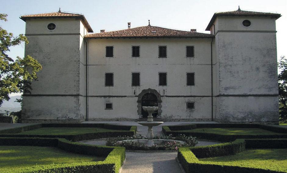 Copertina per Gli antichi mobili dei conti Coronini, quel salotto riapre nel Castello di Kromberk