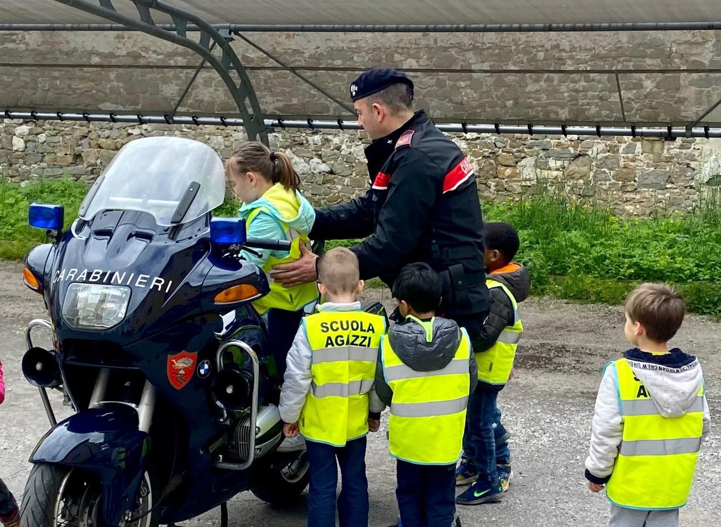 Copertina per Bambini su auto e moto dei carabinieri, visita in caserma a Gorizia