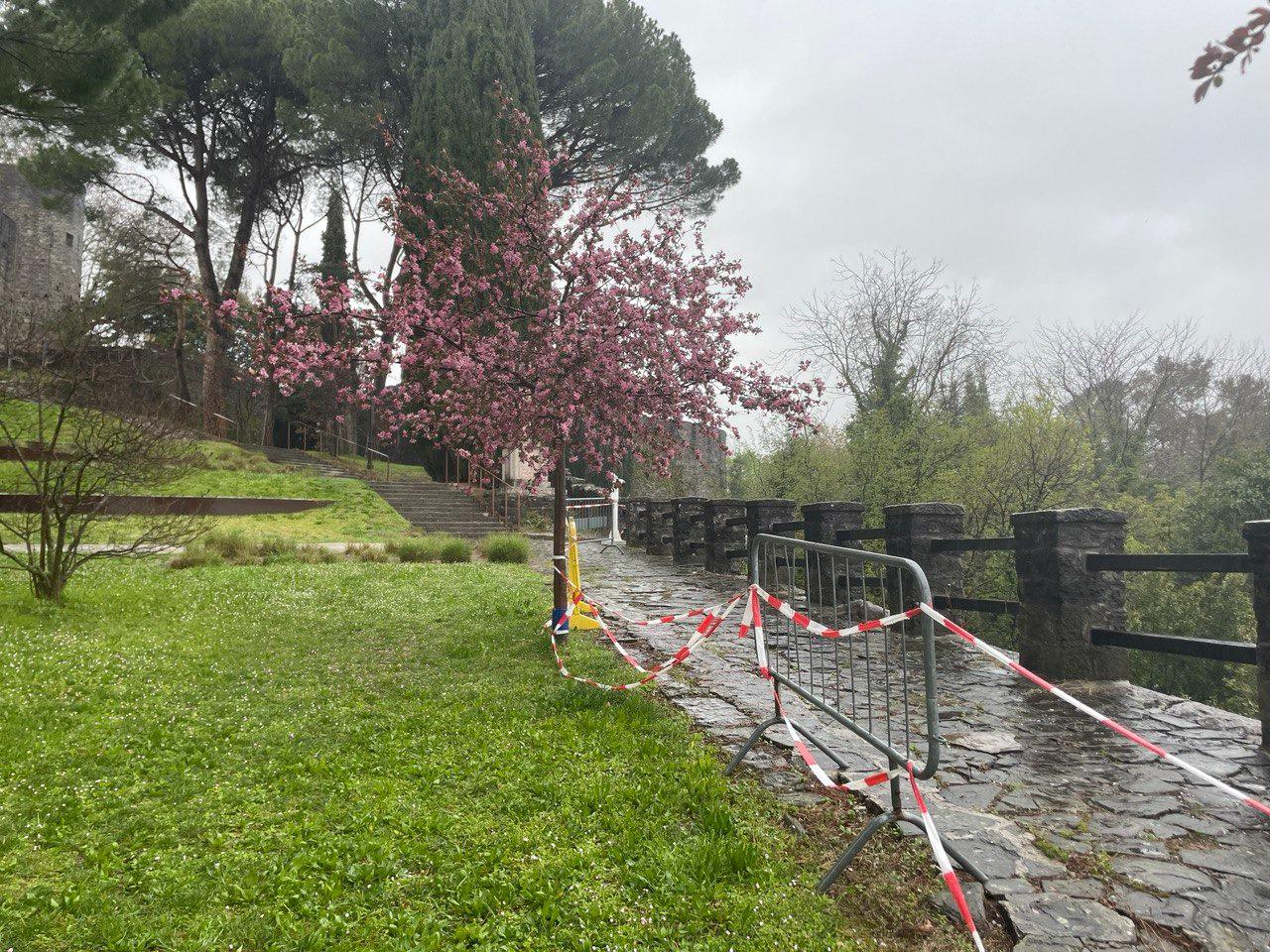 Copertina per Salita al castello di Gorizia in sicurezza, parapetti nuovi in estate