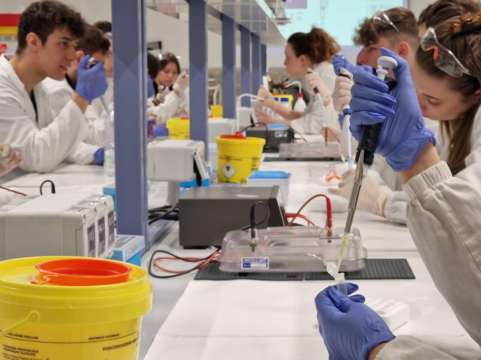 Immagine per Assassino scoperto grazie al test Dna, prova per gli allievi del D'Annunzio