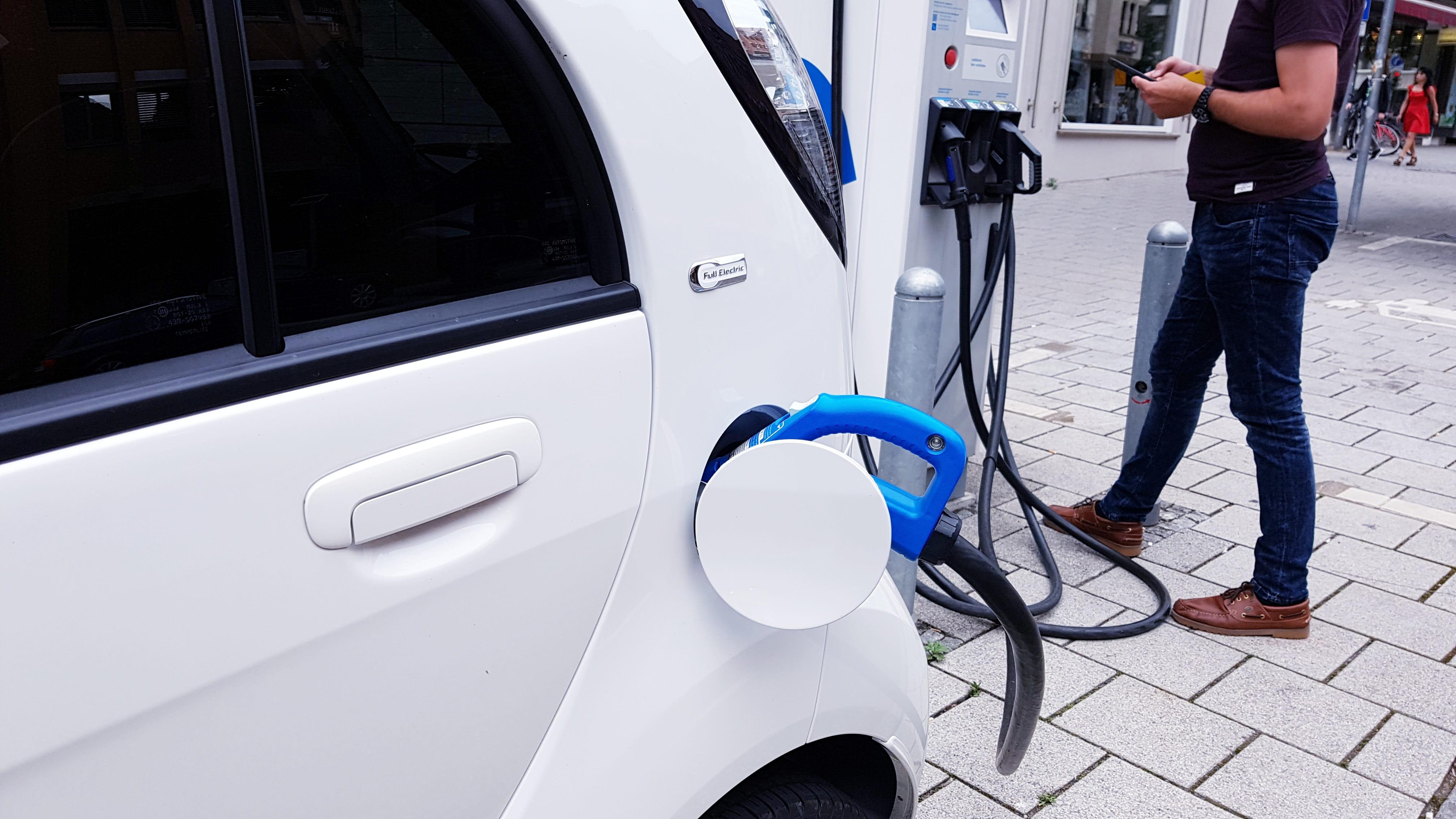 Copertina per Lubiana abbassa il prezzo di benzina e diesel, più incentivi per auto elettriche