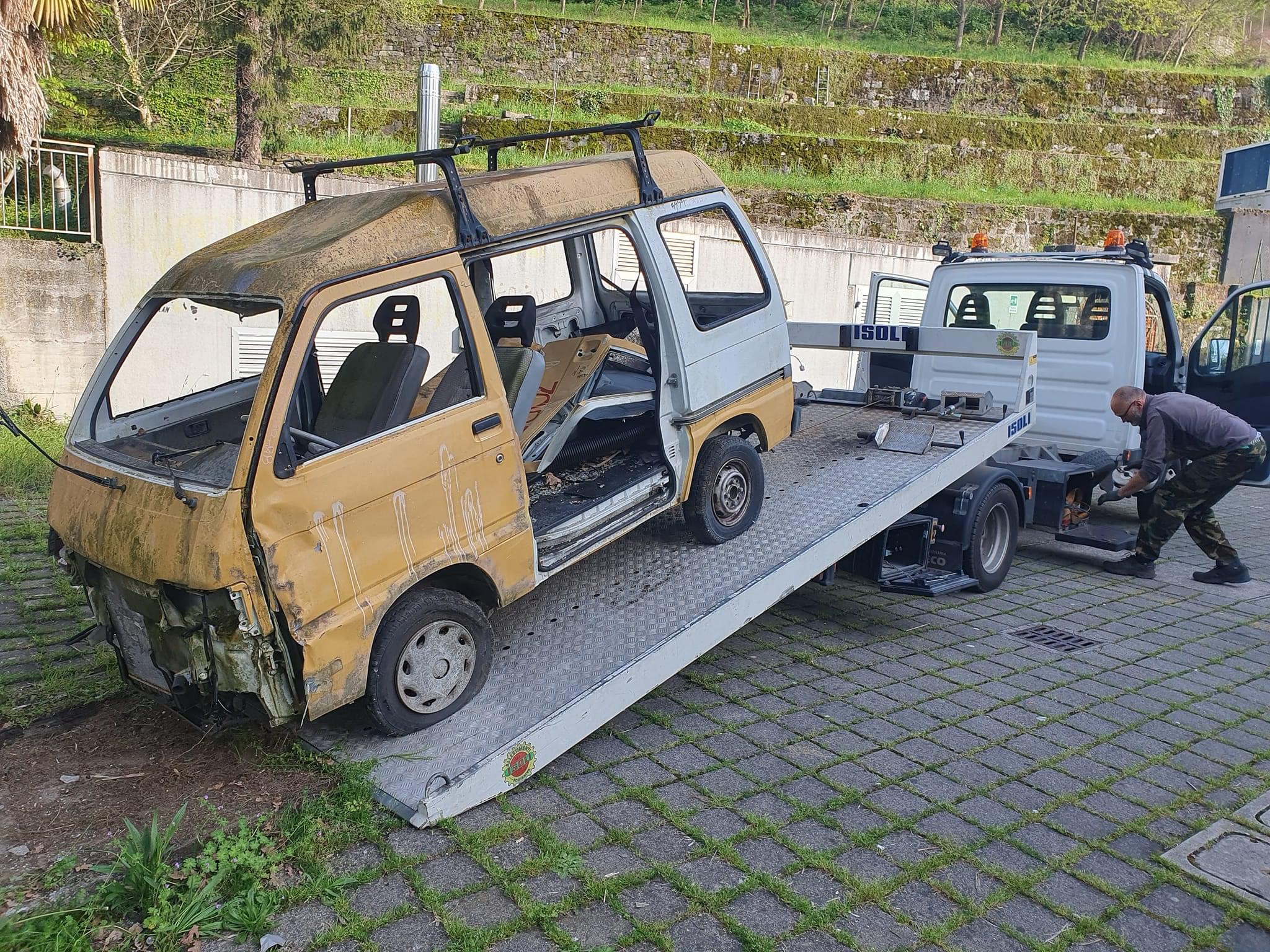 Immagine per Rimasto dietro al Kinemax di Gorizia per 11 anni, addio al furgoncino di Zoran