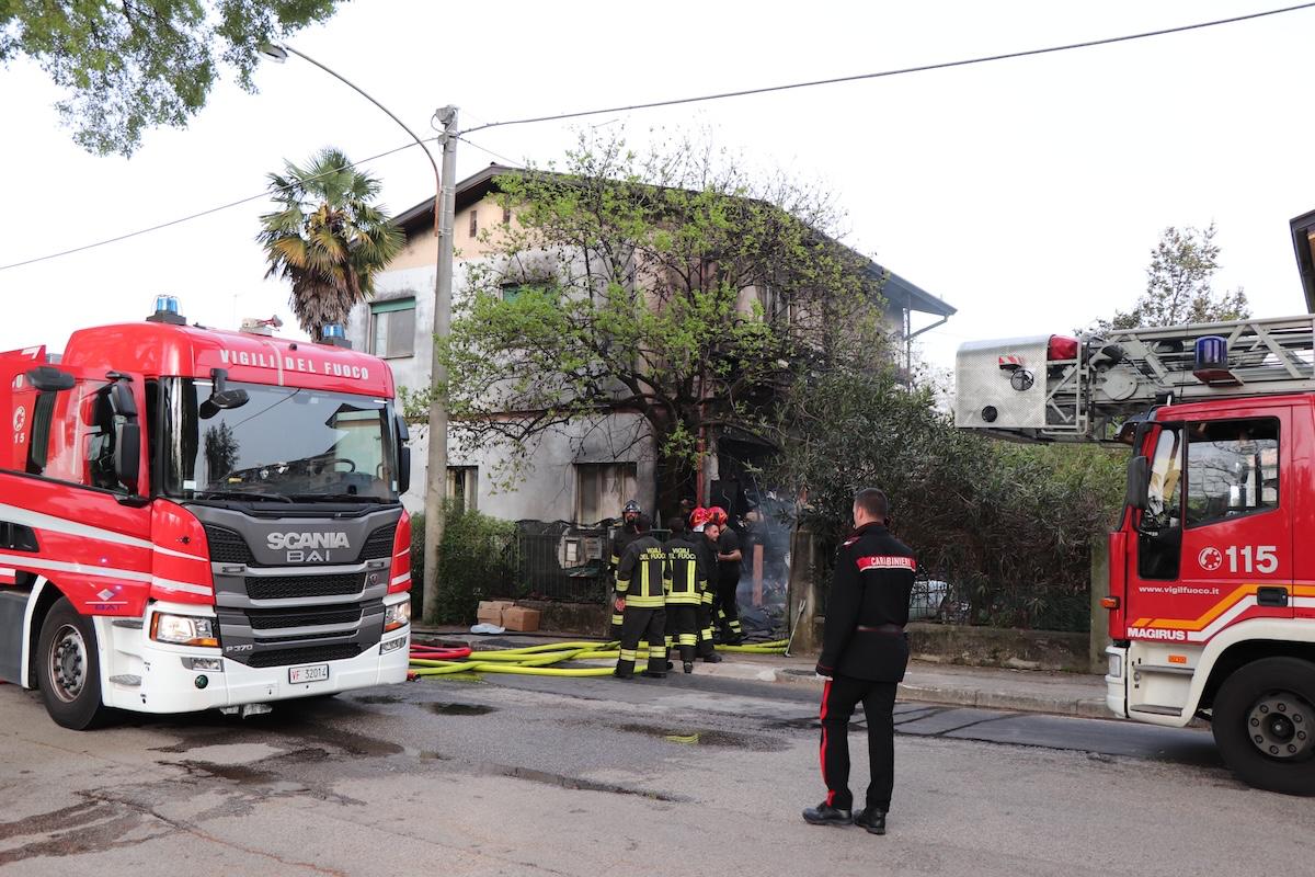 Copertina per Catasta di oggetti in fiamme a Gorizia, due uomini ustionati e anziana intossicata
