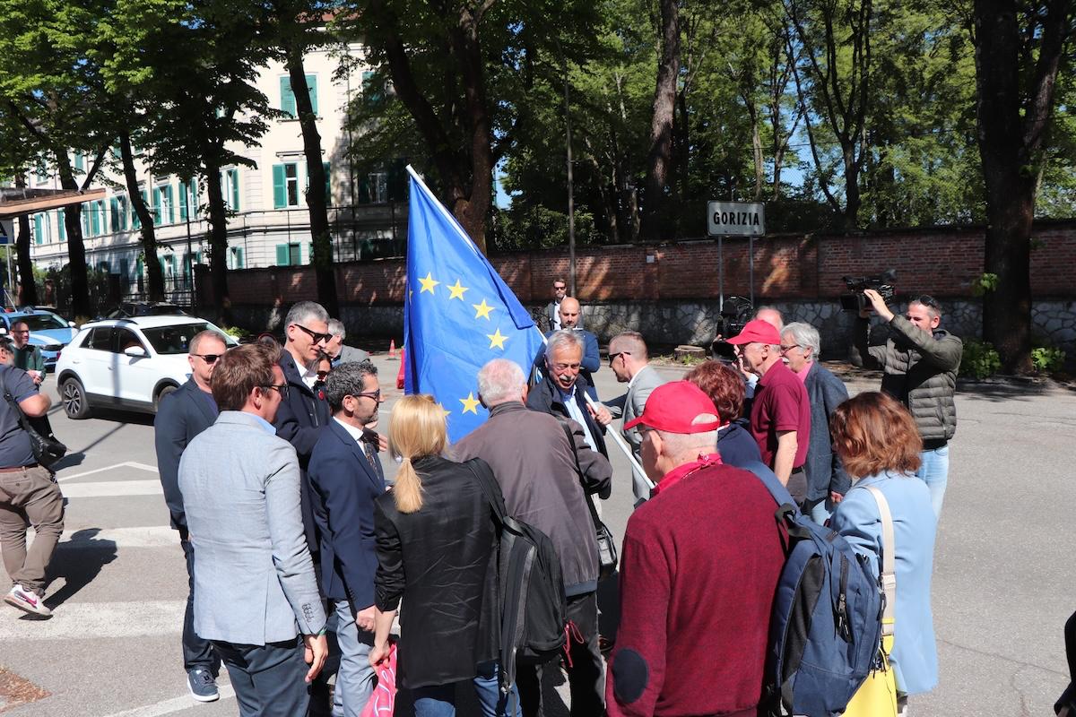 Immagine per I sindacati sotto la bandiera europea sul confine di Gorizia, «ripristinare Schengen»