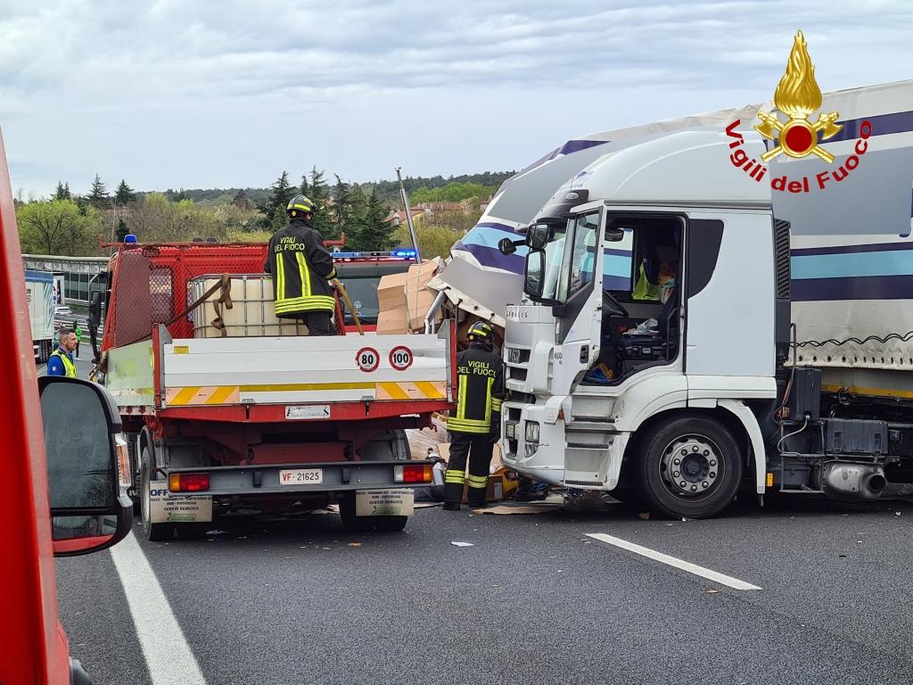 Immagine per Tir incastrato nel guard rail dell'A4 tra Prosecco e Sistiana, soccorsi durati 9 ore