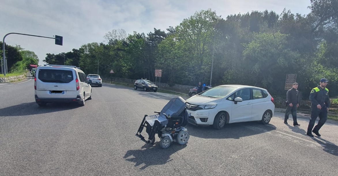 Immagine per Anziano disabile in carrozzina urtato da un'auto a Duino, portato in ospedale