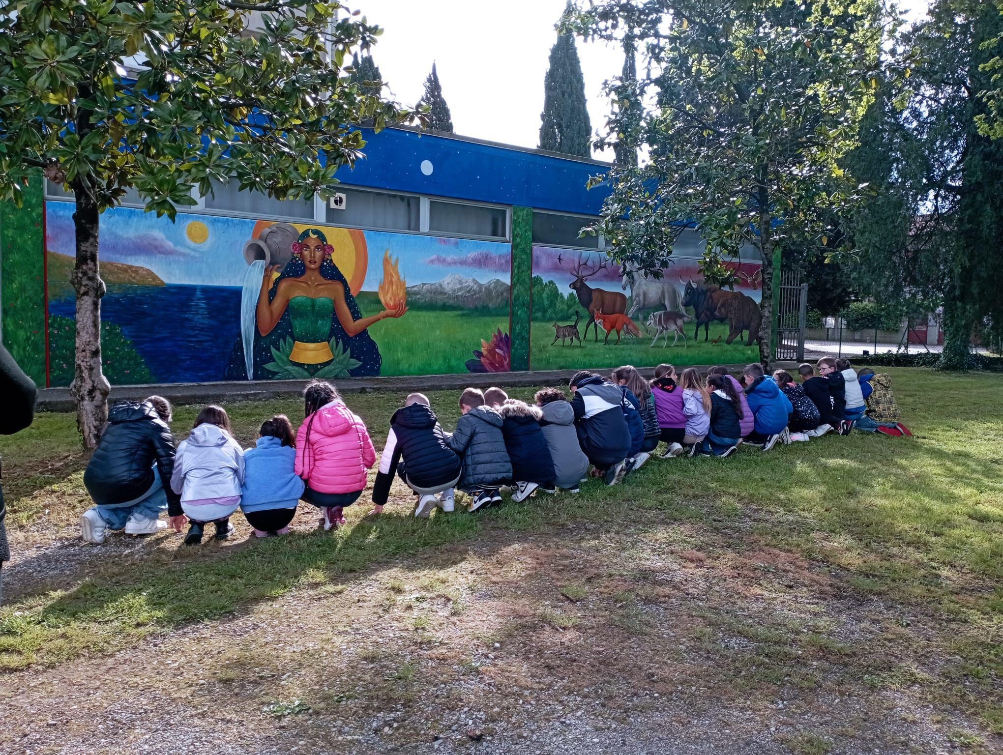 Copertina per Murales e rispetto, la lotta contro la violenza sulle donne insegnata a Farra