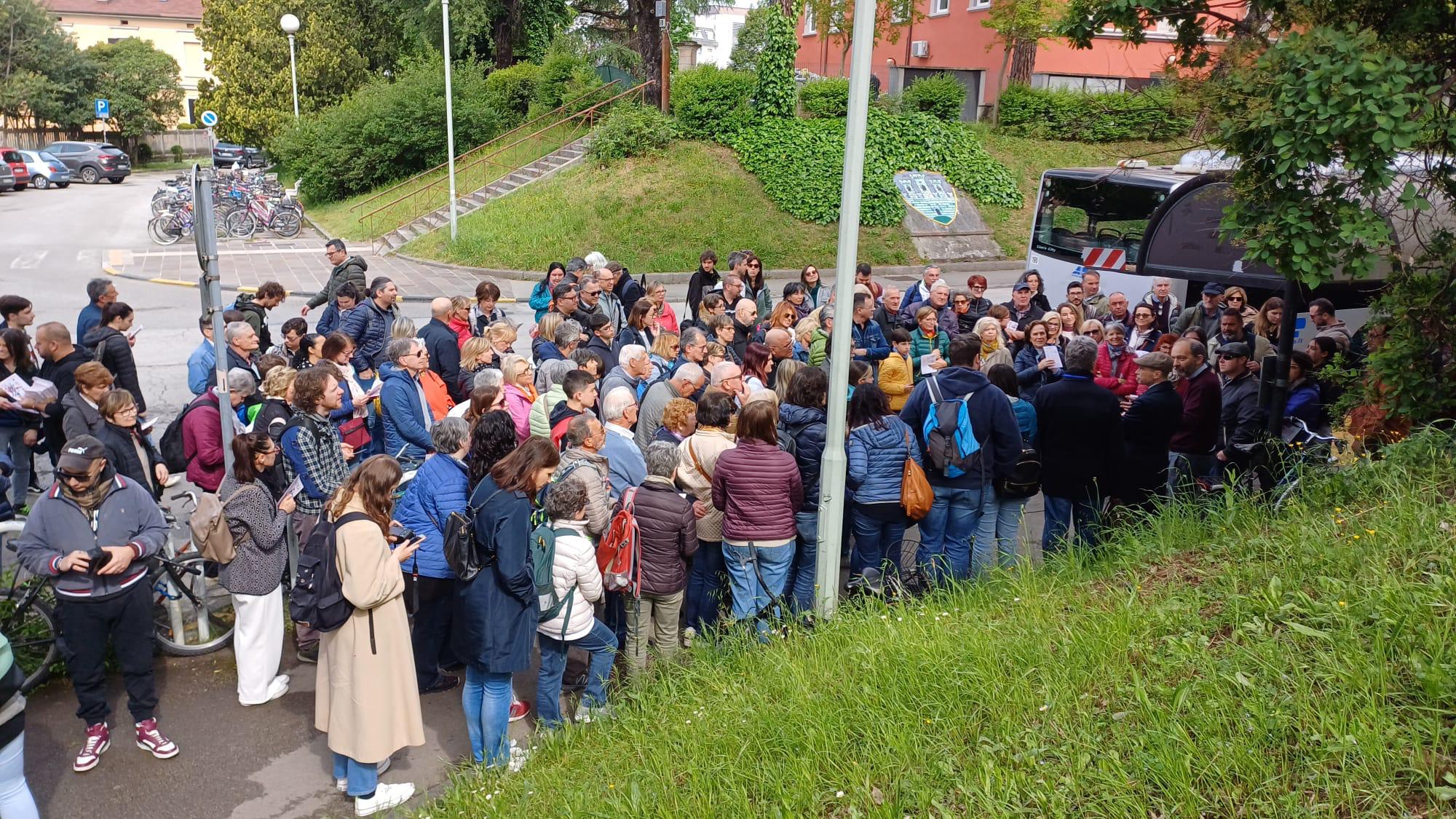 Immagine per Il treno storico porta 250 turisti a Gorizia, tesori e auto d'epoca colorano Contea