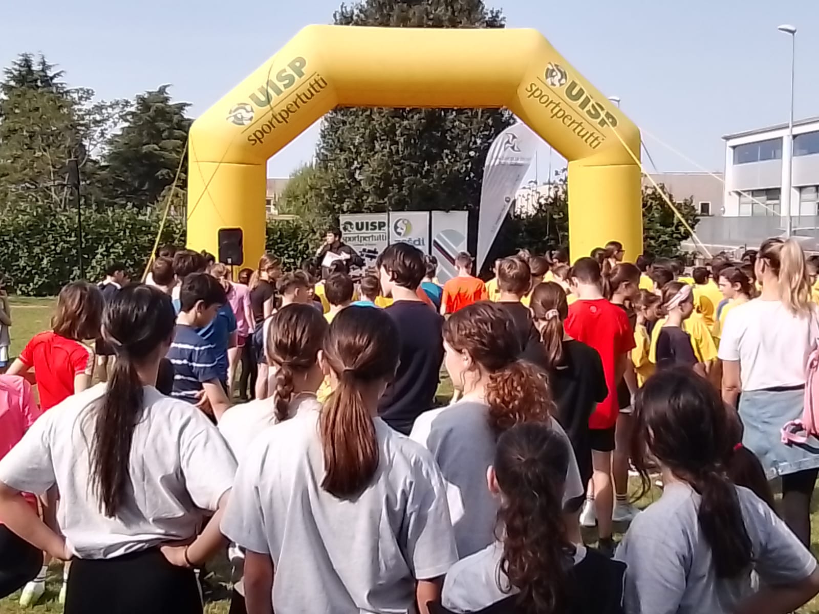 La corsa nel verde di 200 ragazzi unisce il confine, italiani e sloveni a Montesanto