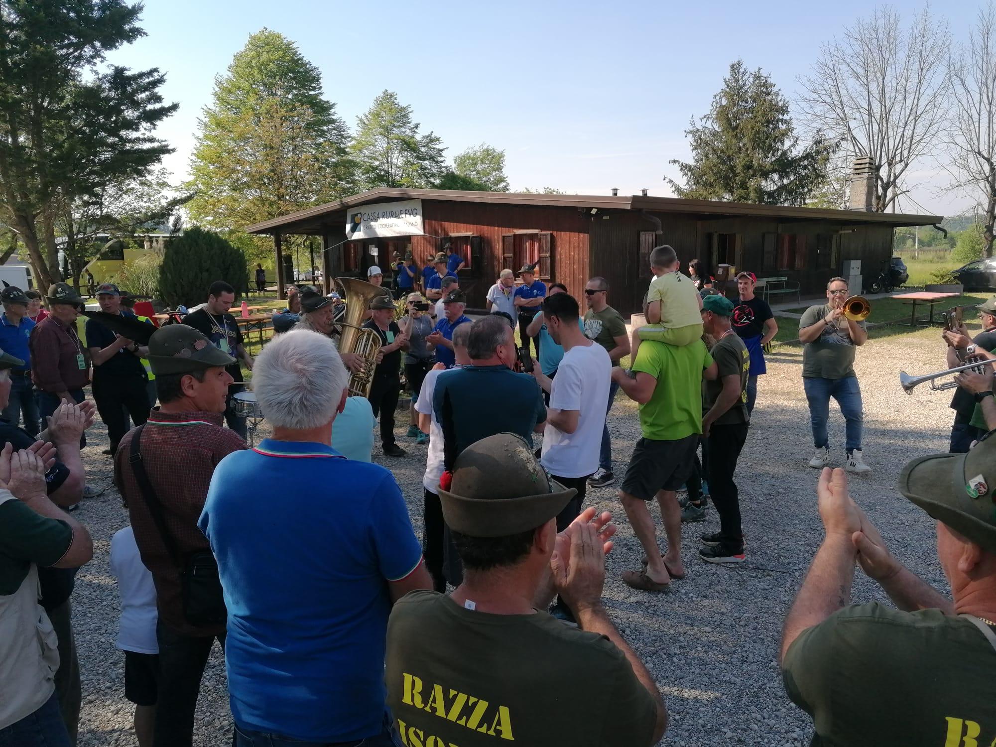 Copertina per La scarpinata sul monte Calvario richiama 600 persone, festa in baita a Lucinico