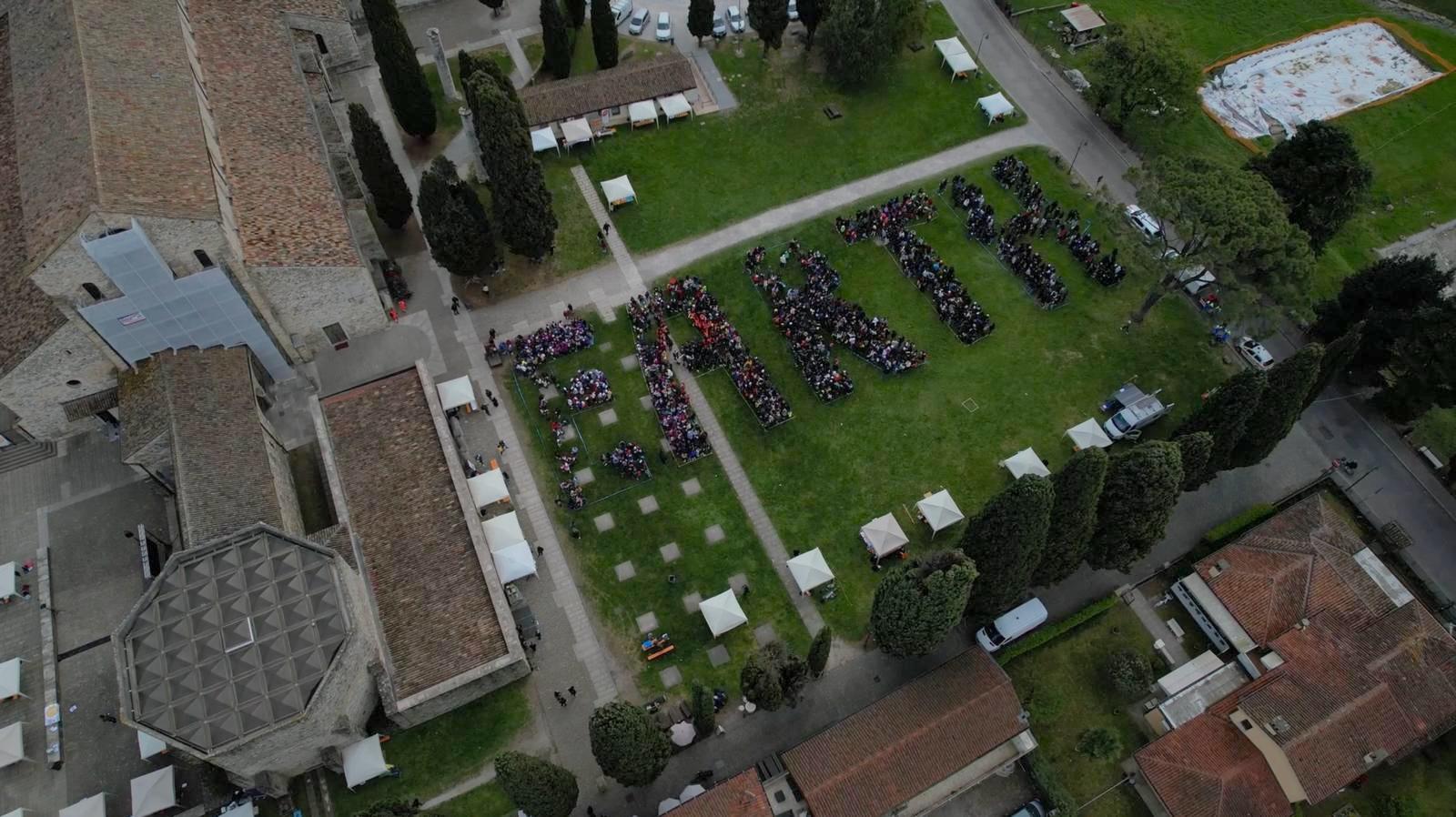 Immagine per Ad Aquileia 1500 ragazzi scrivono Earth, insieme per difendere la Terra