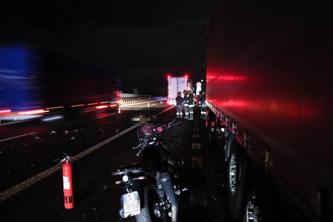 Immagine per Incidente in A34, morto motociclista di Mestre dopo lo scontro con un tir