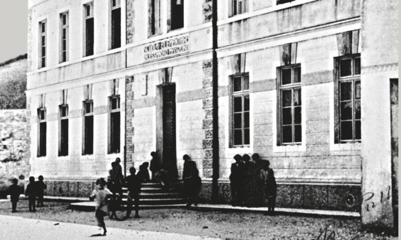 Copertina per La scuola rimasta nel cuore di Mariano, 80 anni di ricordi in foto e storie