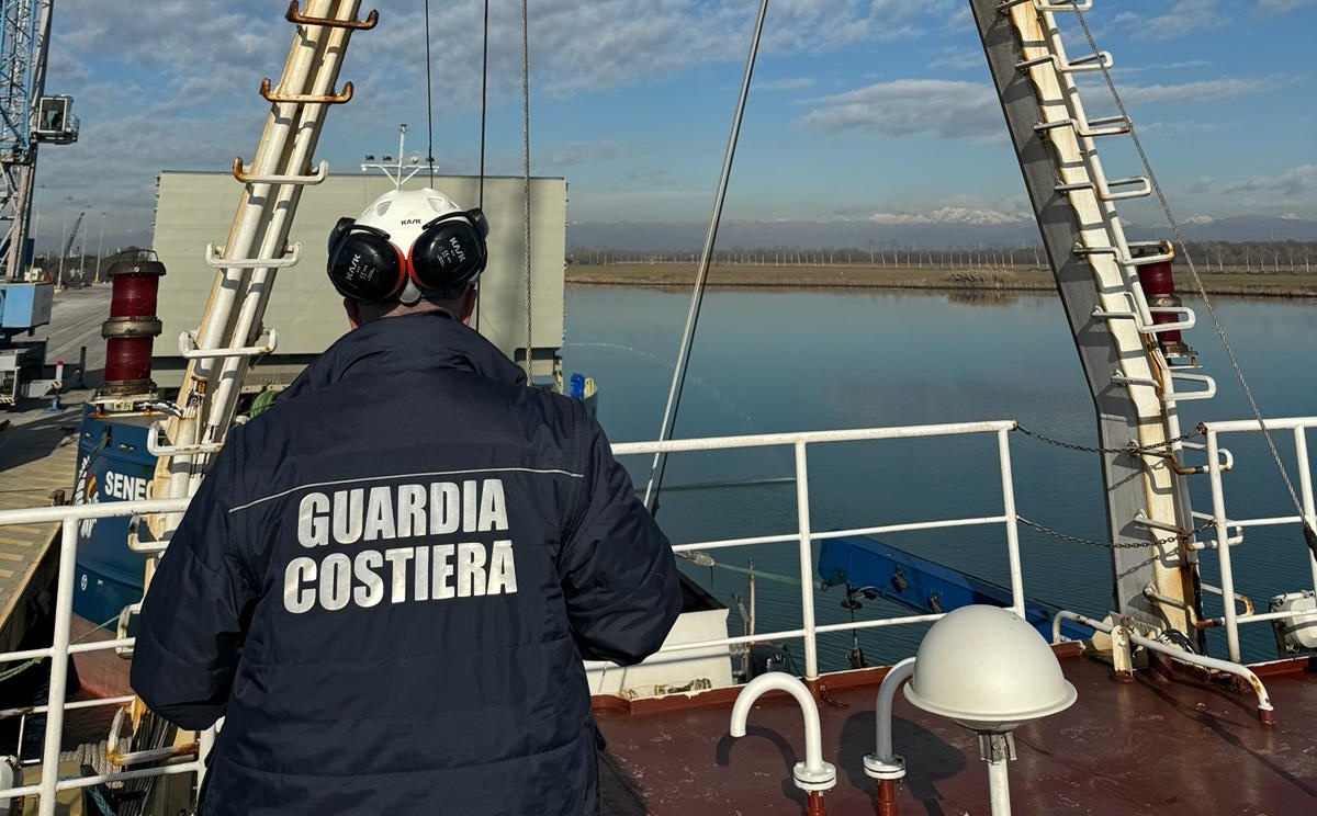 Copertina per Condizioni di vita pessime a bordo, nave bloccata in porto a Monfalcone