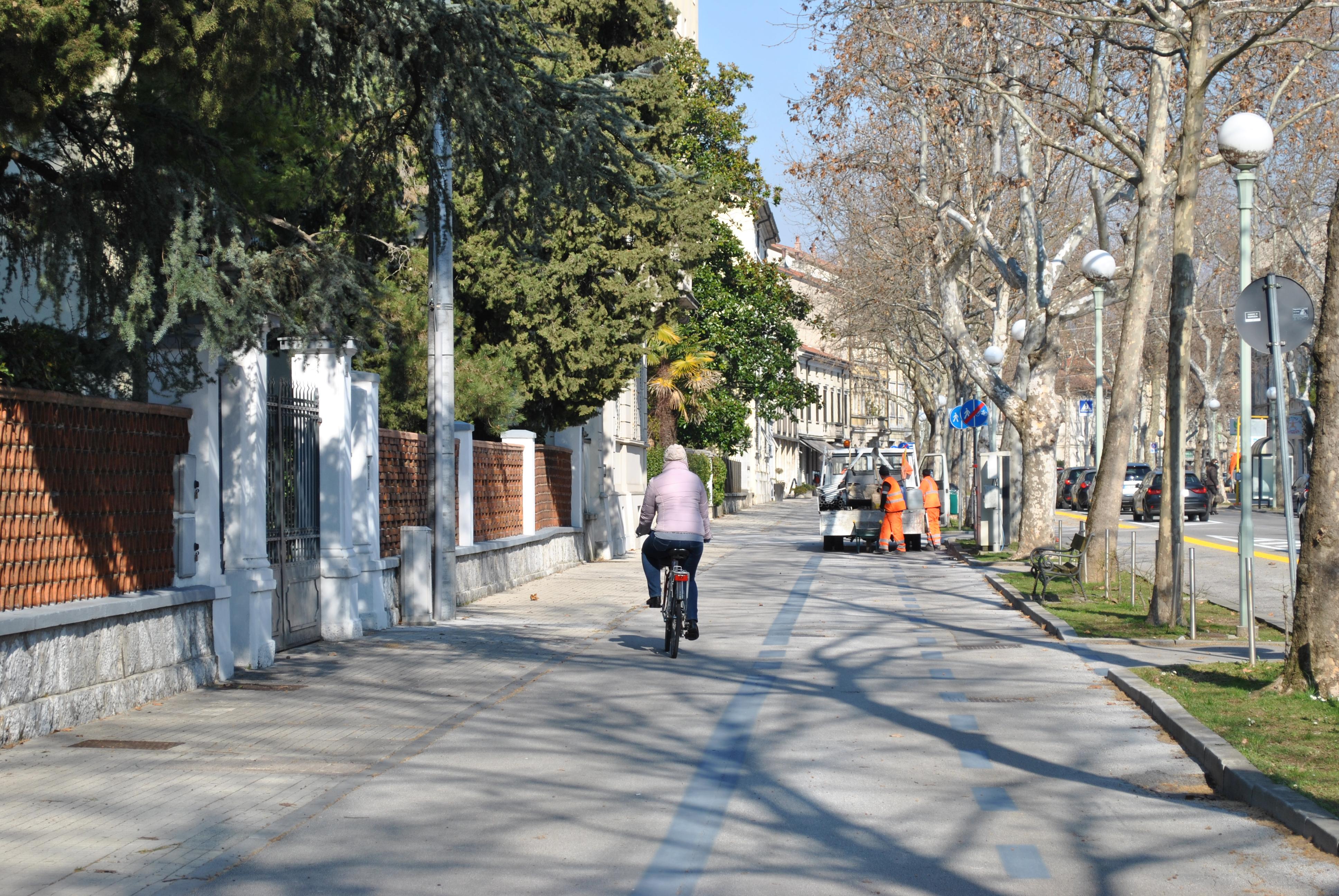 Copertina per Gorizia, la ciclabile torna sui controviali del corso: «Barriere con pedoni»