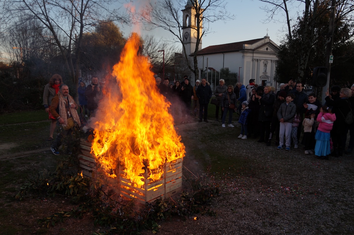 Immagine per Gorizia brucia Re Carnevale, la satira su politica e 2025 chiude le feste 