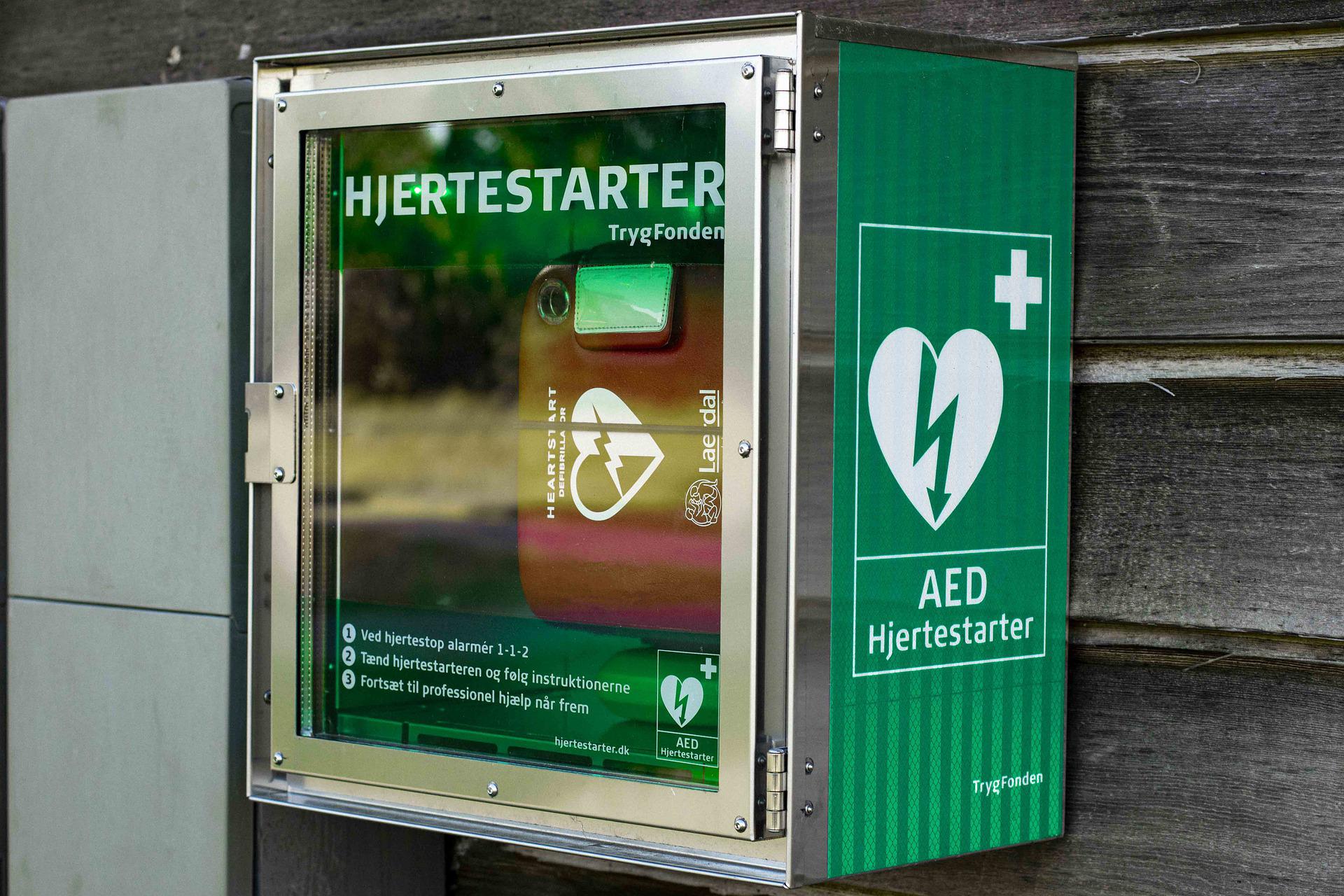 Furti a raffica di defibrillatori nei luoghi pubblici tra Brda e Ternova, danni da migliaia di euro