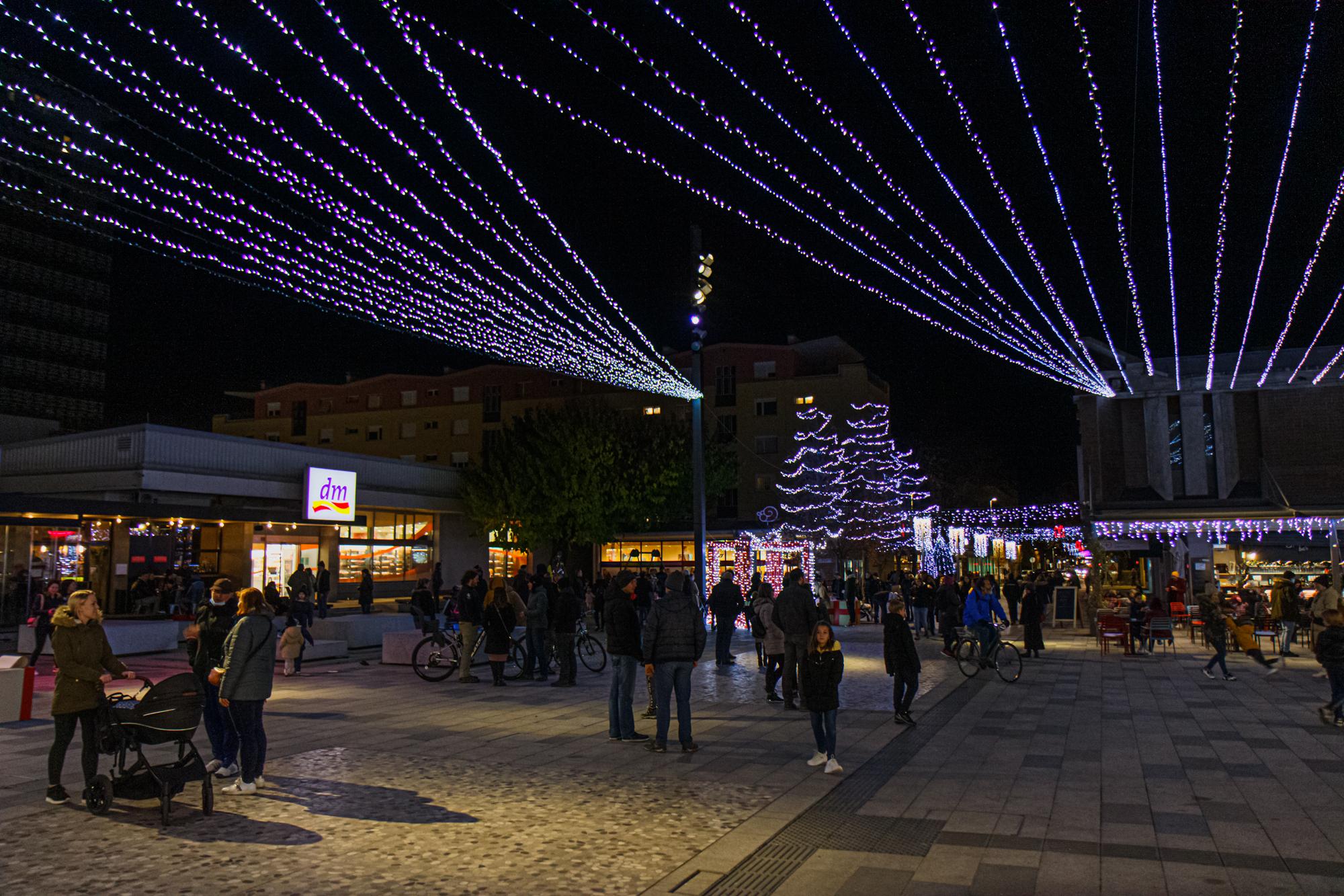 Nova Gorica festeggia Natale con luci e addobbi, pista di ghiaccio al Supernova