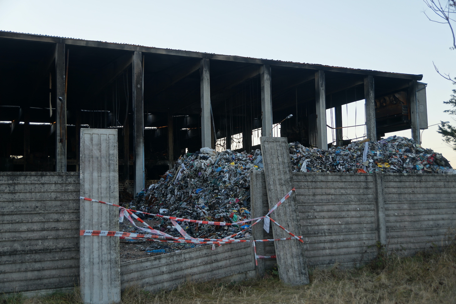 Immagine per Incendio di Mossa, copertura sull'ex Bertolini prima della bonifica