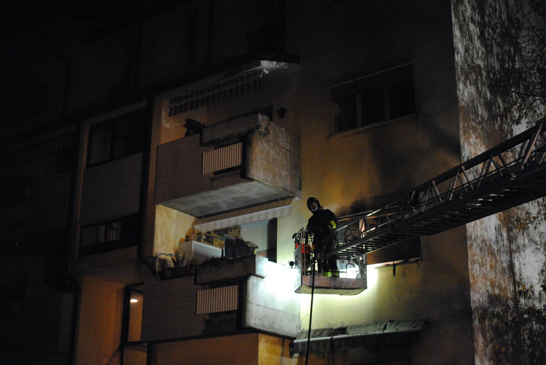 Incendio in una palazzina a Gorizia, evacuate le famiglie. Morto un cane