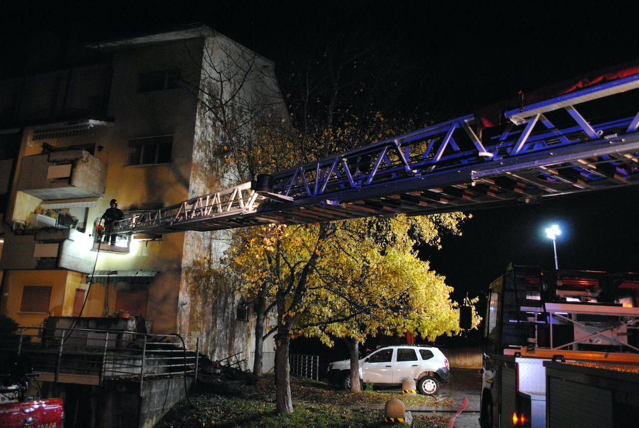 Immagine per Incendio a Gorizia, l'ira di un'inquilina: «La gente filmava, nessun aiuto»