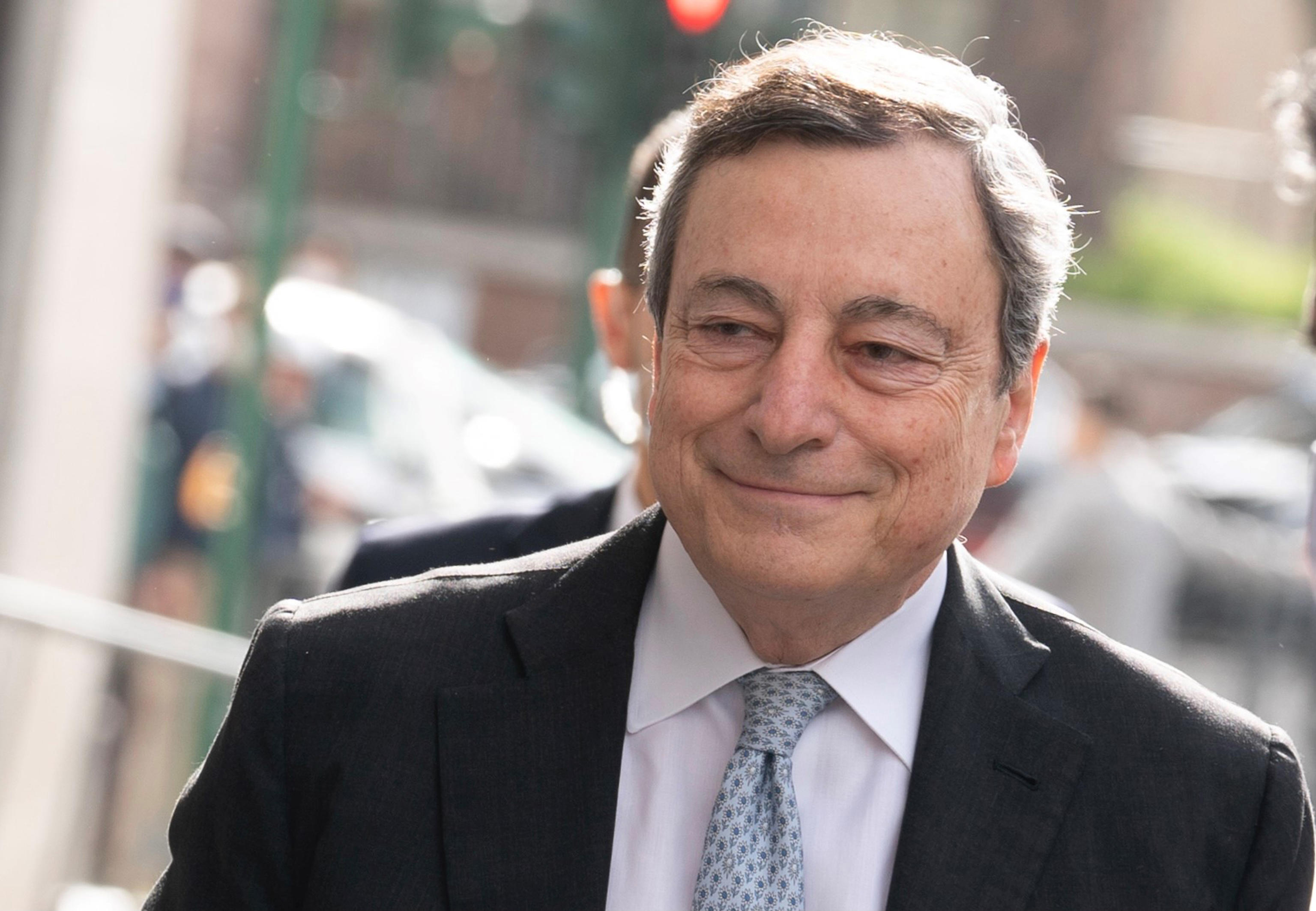 Draghi firma il decreto, stop alle quarantene per vaccinati entro 4 mesi