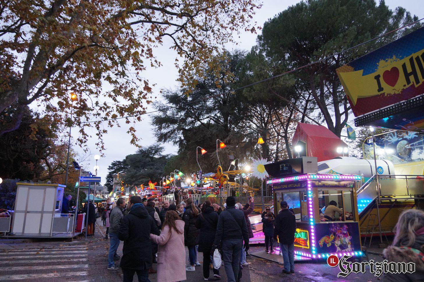Copertina per Riparte la Fiera di Sant'Andrea a Gorizia, la pioggia non ferma giostre e bancarelle