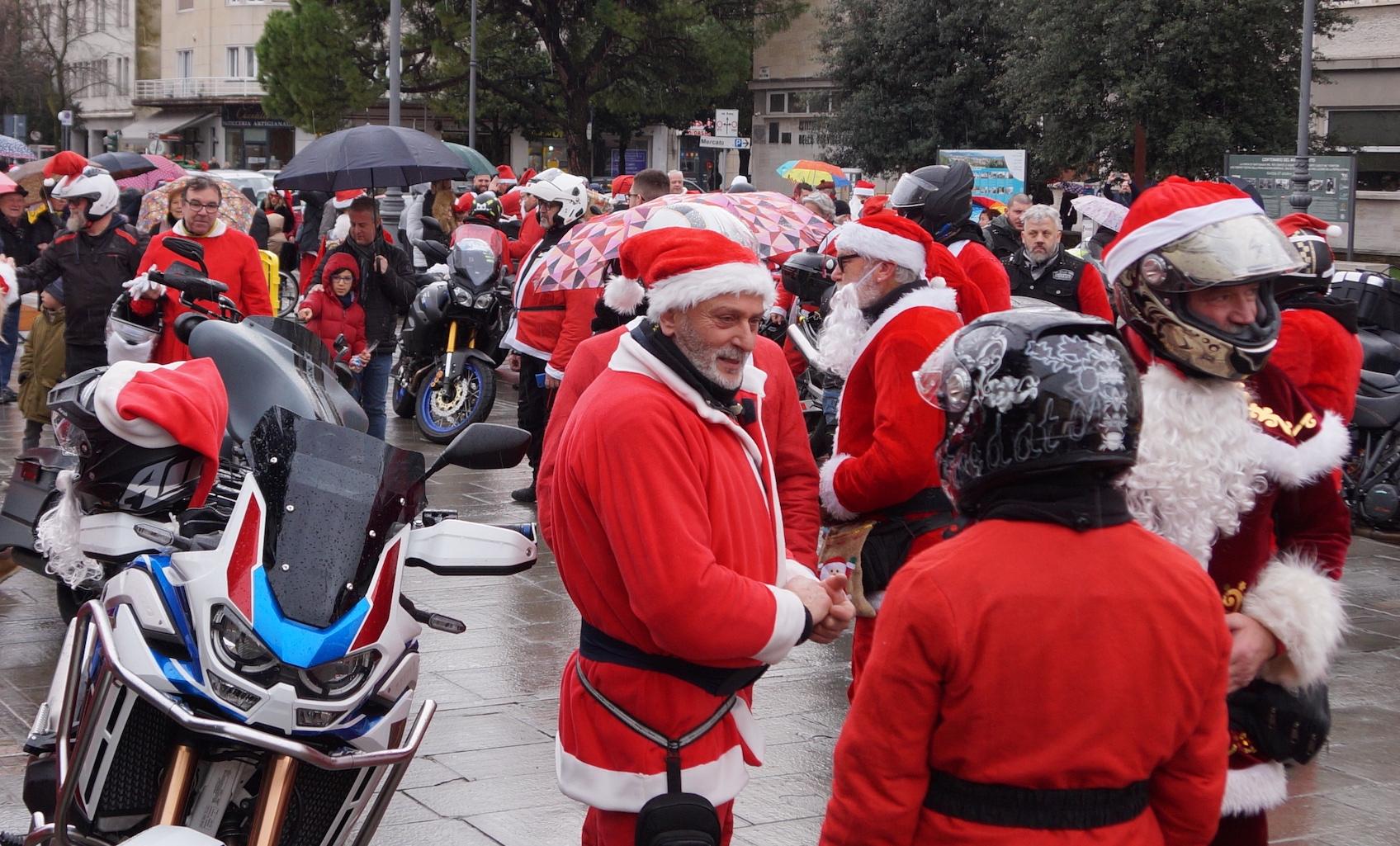 Allegria e doni con 70 Babbi Natale biker a Gorizia, domani festa in Transalpina