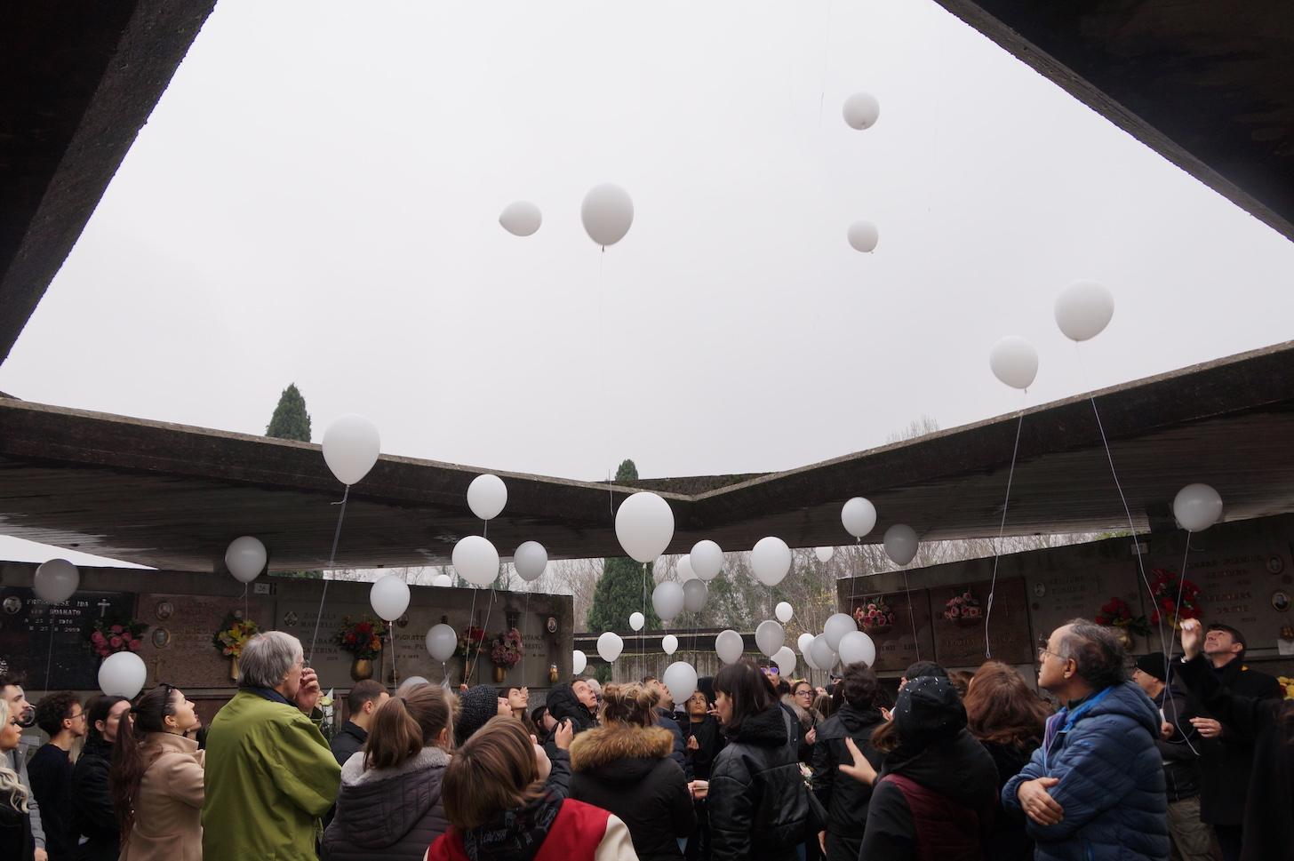 Copertina per Ronchi dice addio ad Anisa, centinaia di palloncini bianchi volano in cielo