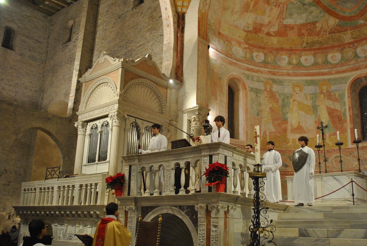 Copertina per Aquileia rinnova il rito dello Spadone, la messa di Natale contro la guerra