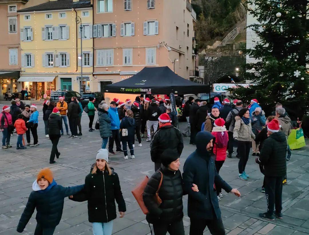 Immagine per Camminata natalizia per le strade di Gorizia, festa anche con le 500 storiche