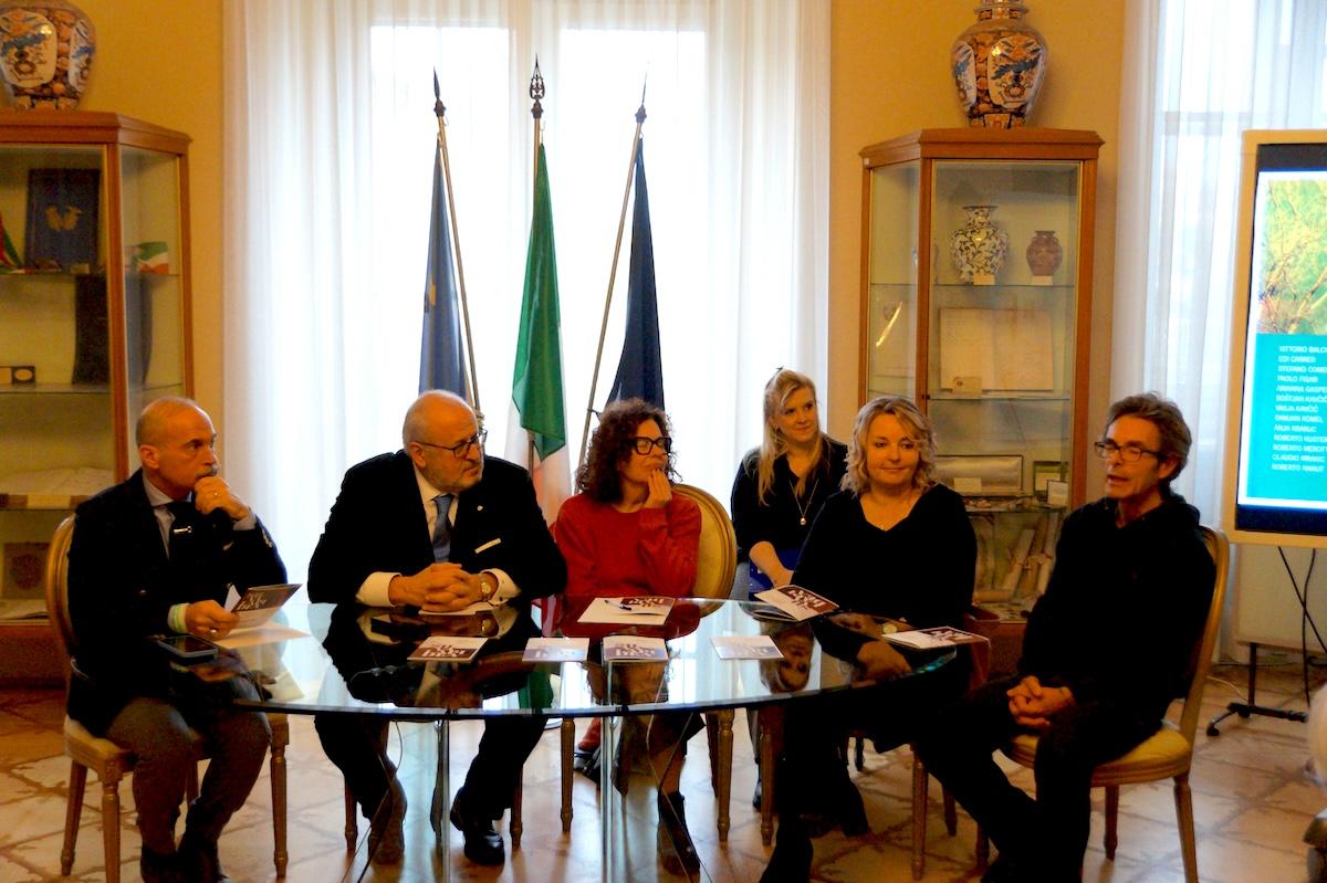 Copertina per Silva Lapidea apre le grandi mostre per GO! 2025, legno e pietra a Gorizia