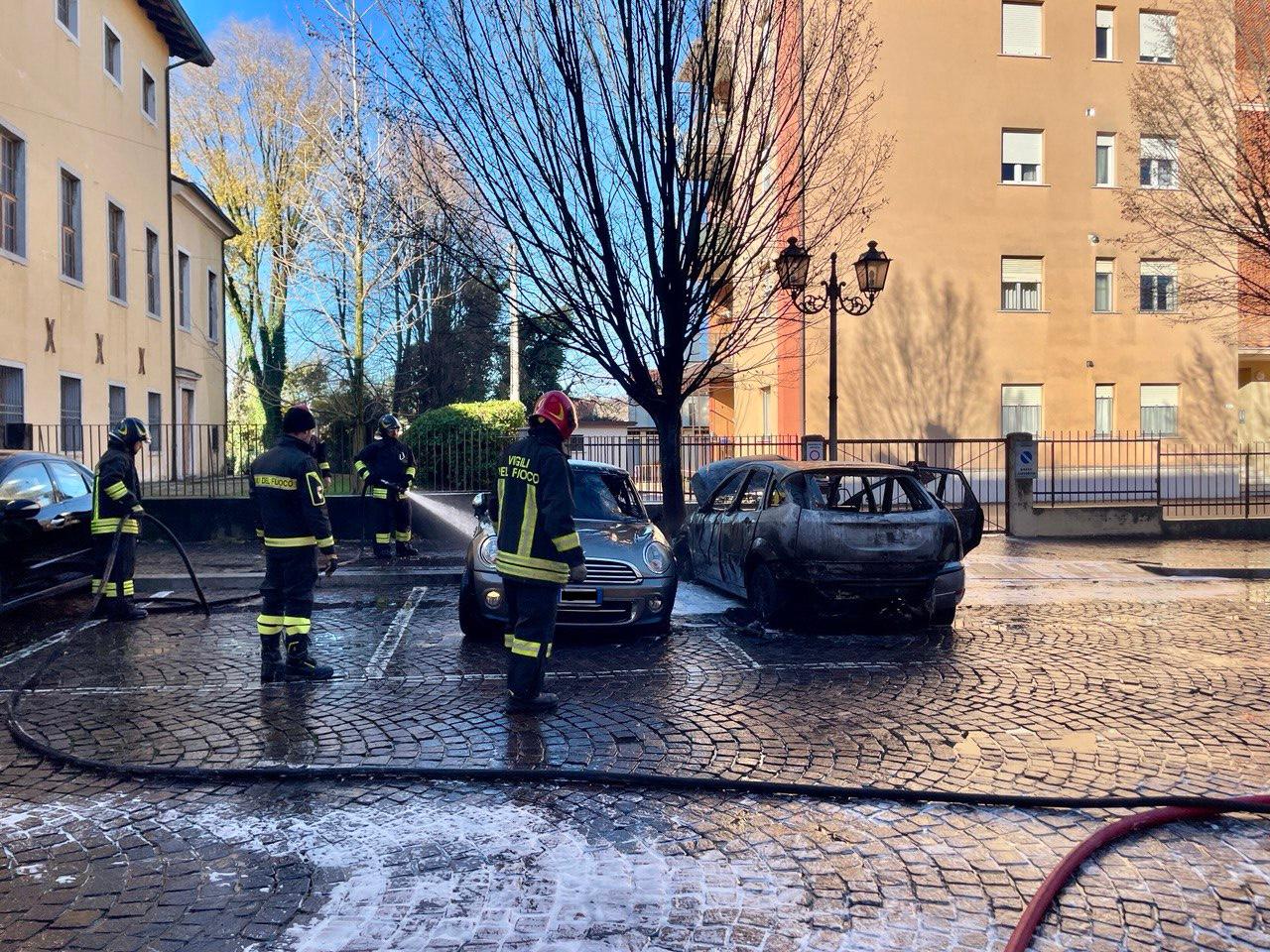 Immagine per Gorizia, auto bruciata dalle fiamme nel parcheggio vicino alla Sinagoga