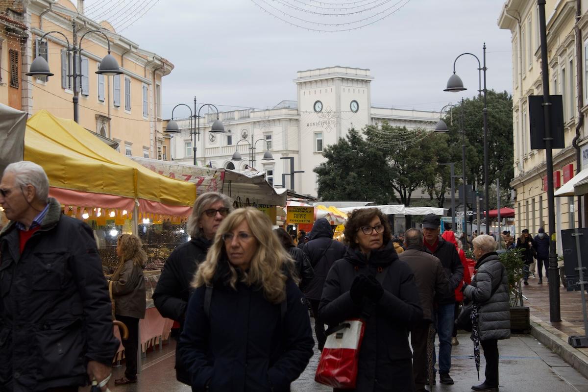 Copertina per La Fiera di San Nicolò colora Monfalcone, il meteo incerto non ferma la festa