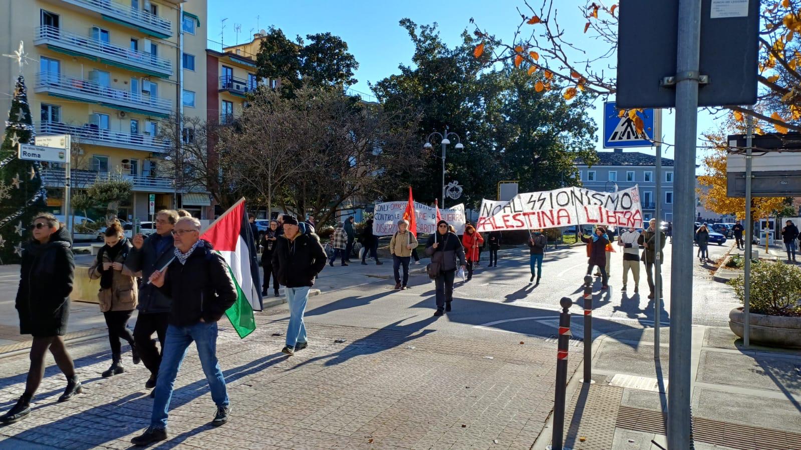 Copertina per Anti-militaristi davanti ai cancelli della Leonardo, la protesta a Ronchi