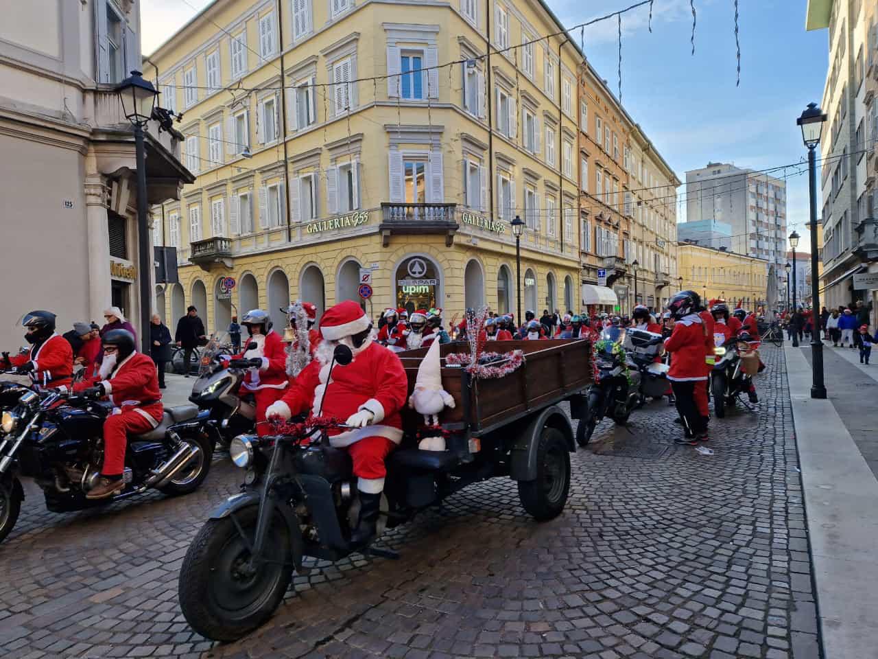 Copertina per Babbo Natale arriva in moto a Gorizia, la sfilata porta doni e sorrisi
