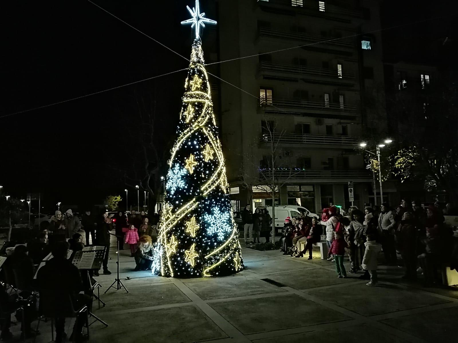 Immagine per Ronchi e Turriaco accendono l'albero di Natale, tra tradizione e modernità