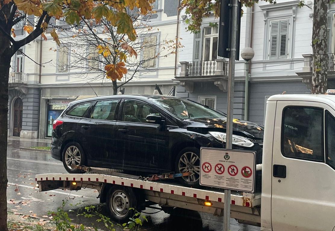 Immagine per Gorizia, finisce contro l'auto dei vigili del fuoco all'incrocio di corso Italia