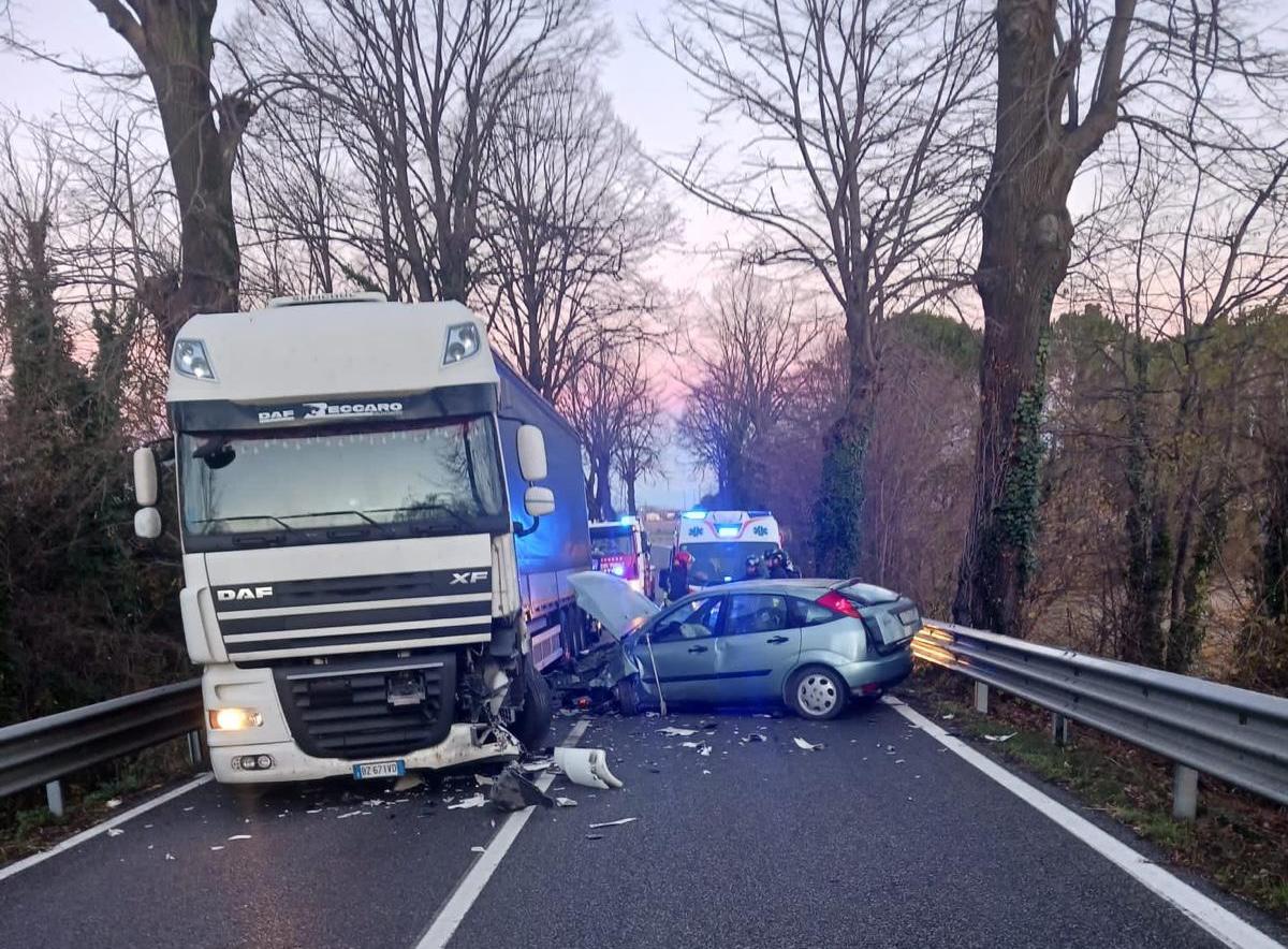 Immagine per Scontro camion-auto sul cavalcavia di Scodovacca, un ferito e strada chiusa