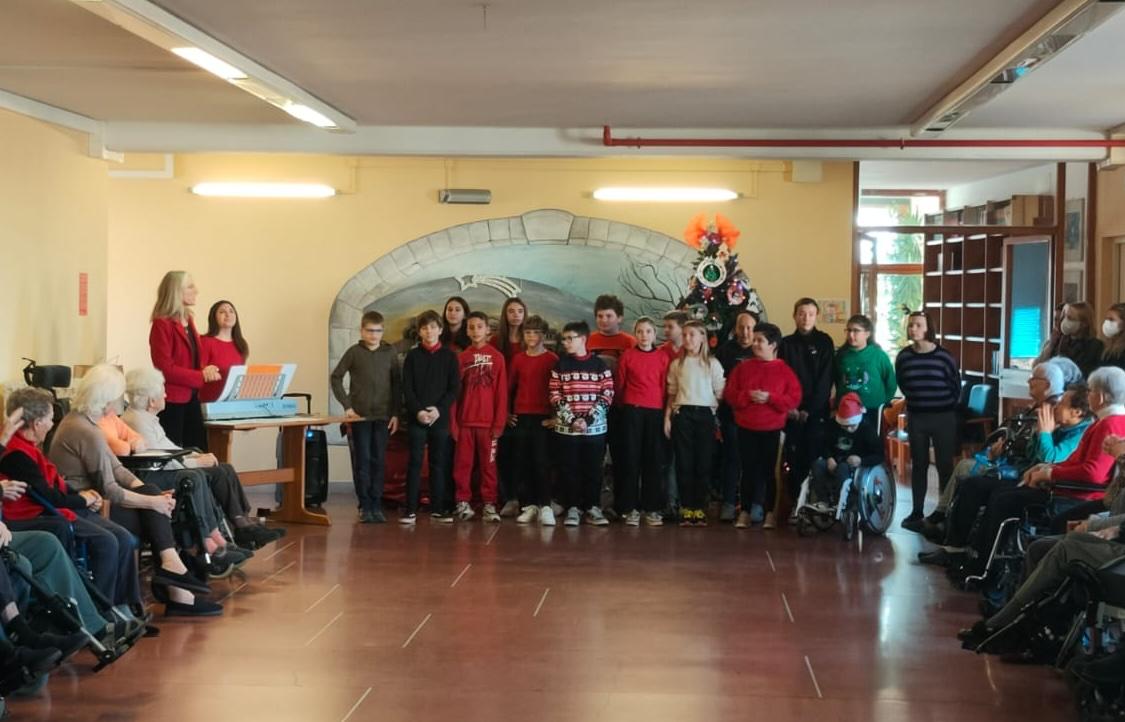 Copertina per Gorizia, auguri speciali degli studenti dell'Ascoli ai nonni in casa di riposo