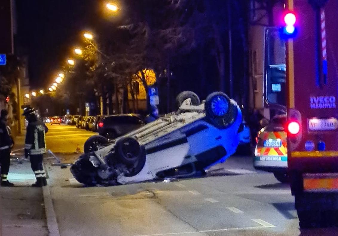 Copertina per Gorizia, perde il controllo dell'auto e finisce sotto sopra in via Vittorio Veneto