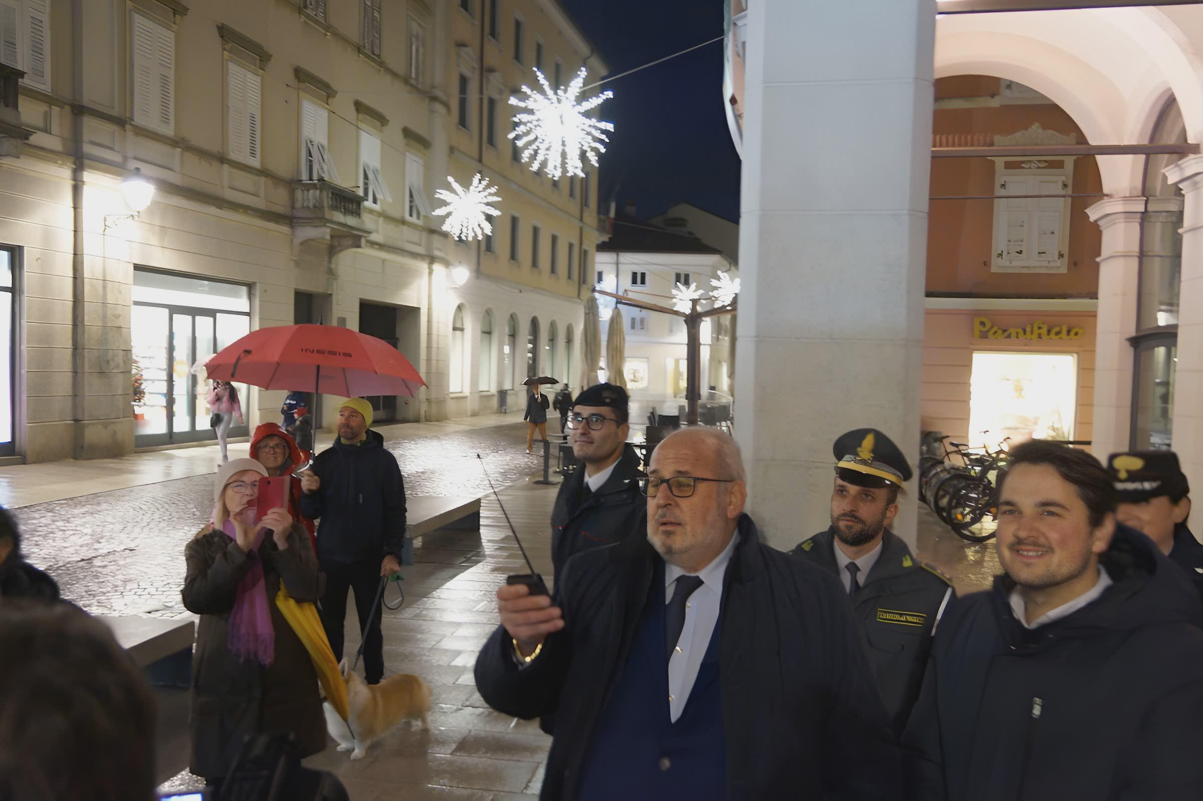 Copertina per Gorizia si illumina per Natale, parte la Fiera di Sant'Andrea sotto la pioggia
