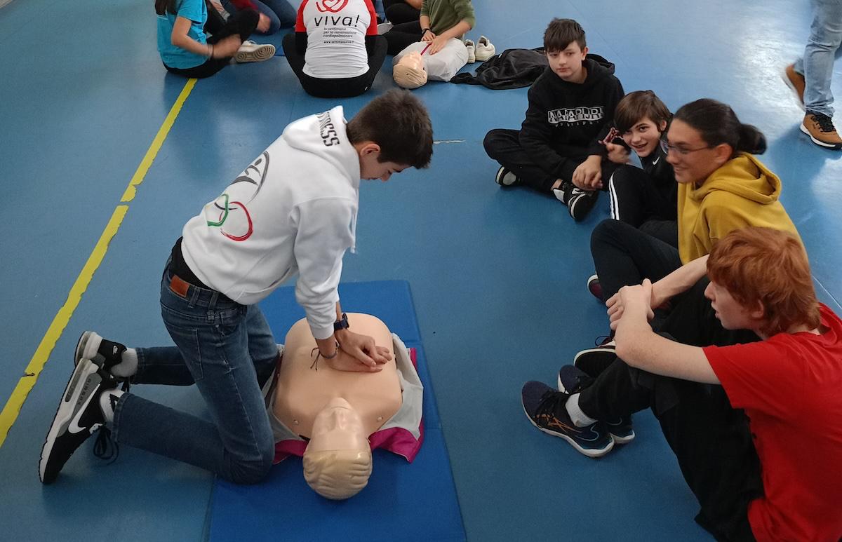 Immagine per Primo soccorso, gli studenti di Sistiana imparano la rianimazione a ritmo di musica