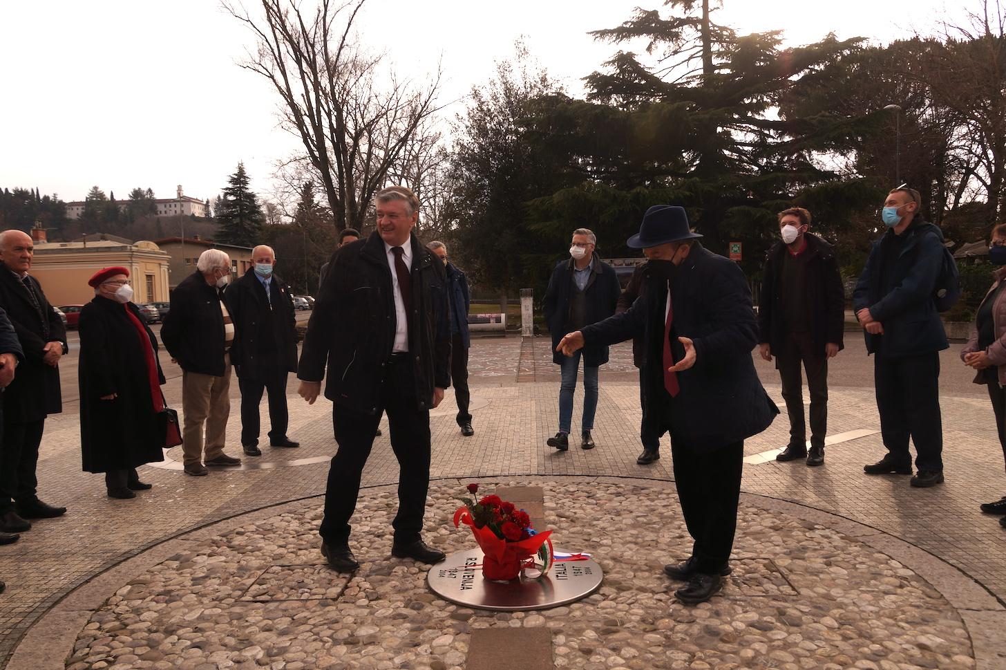 Immagine per Fiori sul confine di Gorizia, le ferite della storia rilette dai partigiani
