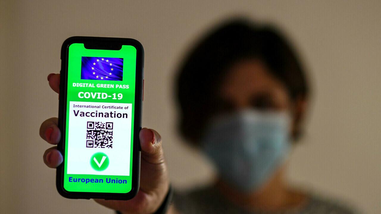 Immagine per Vuole entrare in Posta senza green pass, protesta a Lucinico
